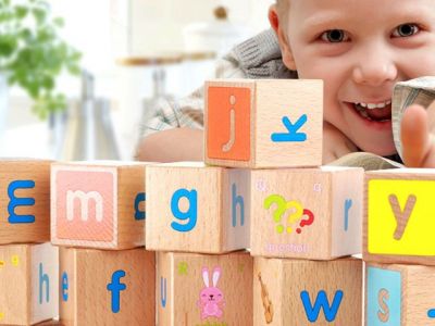 Βοηθήστε το παιδί σας να μάθει το ελληνικό αλφάβητο και τους  αριθμούς με ξύλινους κύβους