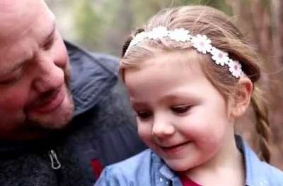 Χτενίζει ο ίδιος την κόρη του και τα χτενίσματά του ξετρελαίνουν το διαδίκτυο (video)