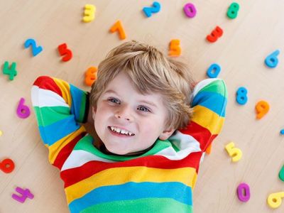 Το παιδί μαθαίνει αριθμητική μέσα από το παιχνίδι