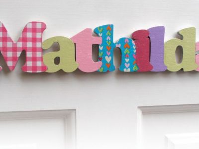 Γράψτε το όνομα του παιδιού σας στην πόρτα του δωματίου με πρωτότυπα γράμματα