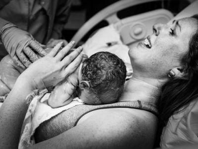 Πόση συγκίνηση: Μαμάδες κρατούν για πρώτη φορά στην αγκαλιά τους τα «μωρά του Ουρανίου τόξου» (pics)