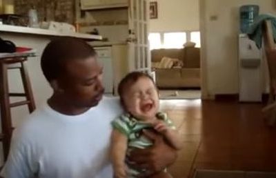 Μα γιατί κλαίει το μωρό κάθε φορά που ο μπαμπάς του δίνει το μπουκάλι του; (video)