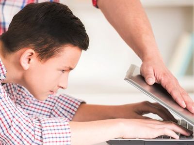Όταν τα παιδιά θέλουν πάση θυσία να είναι online - Τι πρέπει να κάνουν οι γονείς;