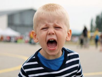 Γκρινιάρικο παιδί: Έχετε σκεφτεί πόσο σας κοστίζει οικονομικά όταν υποκύπτετε στη γκρίνια του;