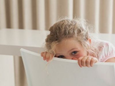 Συνεσταλμένο παιδί: Πώς να το διαχειριστείτε για να ξεπεράσει τη συστολή του