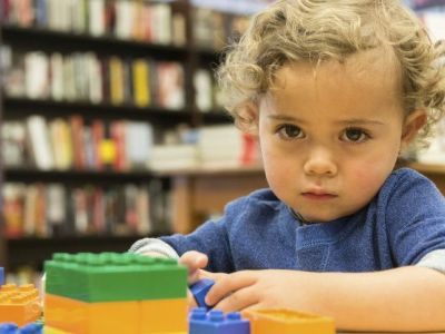 Αυτισμός: Πώς πρέπει να αντιδρούν οι γονείς στα απότομα ξεσπάσματα του αυτιστικού παιδιού;