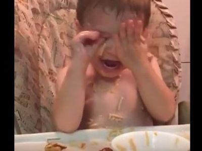 Παιδιά τρώνε μόνα τους το φαγητό και ιδού τα αποτελέσματα (video)