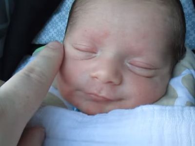 Νεογέννητο μωρό χαμογελάει στη μαμά του και το διαδίκτυο «λιώνει» (video)