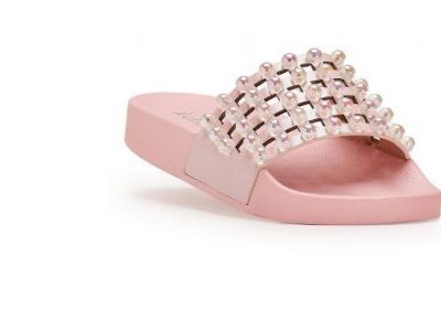 Ορίστε που θα βρείτε τα παντοφλάκια που φοράει η North West - Η τιμή τους θα σας εκπλήξει