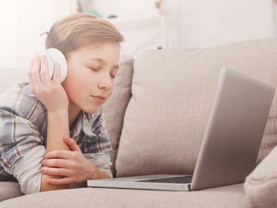Μουσικοθεραπεία: Πώς μπορεί να βοηθήσει ένα παιδί με νεανική κατάθλιψη