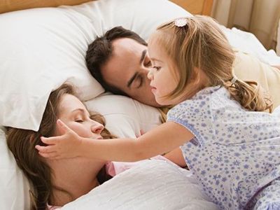 Ύπνος: Είναι σωστό να κοιμάται το παιδί στο κρεβάτι των γονιών του;