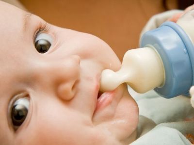 Βρεφική διατροφή: Ποιο γάλα είναι κατάλληλο για το μωρό;