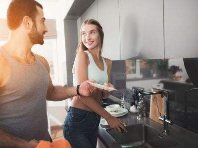 Δουλειές σπιτιού: Πώς επηρεάζουν τη σεξουαλική ζωή των ζευγαριών