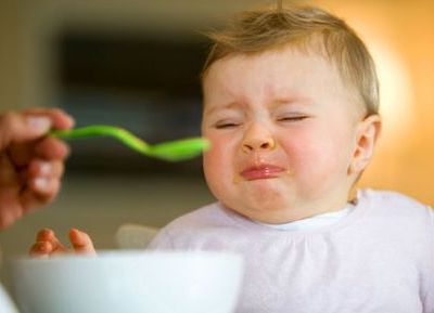 Πρέπει να πιέζουμε τα βρέφη να τρώνε ή όχι;
