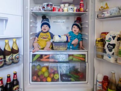 Φωτογραφίζει τους δίδυμους γιους του στις πιο απίστευτες πόζες που έχετε δει (pics)