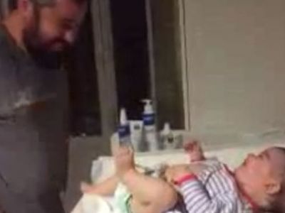 Αλλαγή πάνας: Το μωρό διασκεδάζει, ο μπαμπάς όμως… αδυνατεί (video)