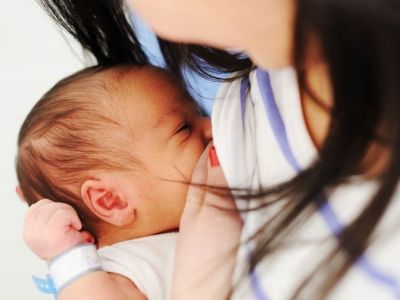 Αυτή η φωτογραφία απεικονίζει την σημασία της ανάρρωσης για μια μητέρα, μετά τη γέννα