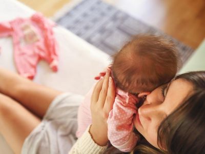 Όταν το παιδί μου κλαίει πρέπει να το πάρω αγκαλιά;