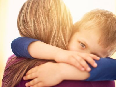 Κι όμως πρέπει να αγκαλιάζεις τα παιδιά σου, ακόμα κι όταν σε θυμώνουν