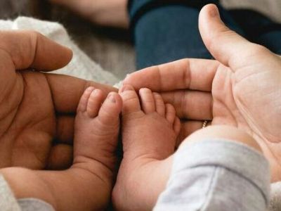 Attachment parenting: Τι είναι και ποια τα βασικά του χαρακτηριστικά;