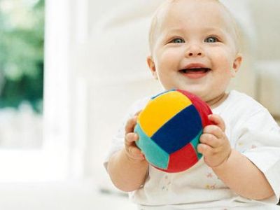 Το παιχνίδι που θα ευχαριστηθεί ένα μωρό είναι αυτή η σπυρωτή μπάλα