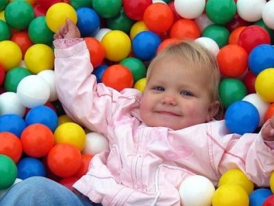 Το πάρκο παιχνιδιού pop-up με μπαλάκια θα ξετρελάνει το μωρό σας