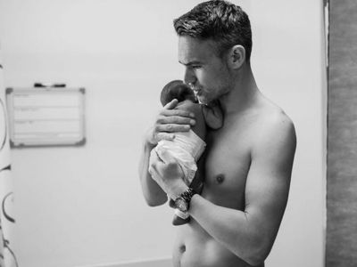 Δέρμα με δέρμα: Μπαμπάδες φωτογραφίζονται με τα μωρά τους