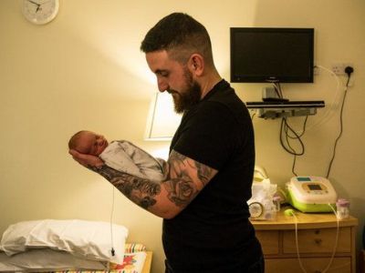 Συγκινητικές φωτογραφίες μπαμπάδων απ’ όλο τον κόσμο, όταν αντικρίζουν για πρώτη φορά τα μωρά τους