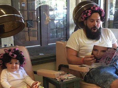 Γνωρίστε τον πιο αστείο μπαμπά με την κόρη του, που κάνουν θραύση στο Instagram με τις πόζες τους