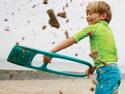 Φτυάρι άμμου με σίτα για ατελείωτα παιχνίδια στην παραλία