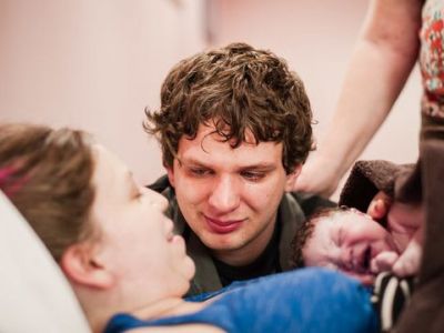 Θα σας συγκινήσουν! Μαγικές φωτογραφίες μπαμπάδων την ώρα που γεννιούνται τα παιδιά τους