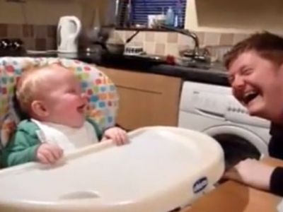 Μπαμπάς και γιος γελάνε με τον ίδιο τρόπο και τρελαίνουν το διαδίκτυο (vid)