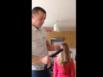 Μας έβαλε τα γυαλιά! Δείτε έναν μπαμπά πώς πιάνει κοτσίδα τα μαλλιά της κόρης του (vid)