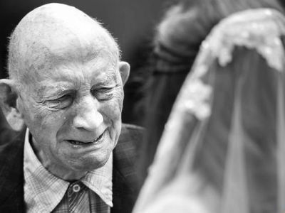 Μπαμπάδες βλέπουν τις κόρες τους ντυμένες νύφες και δεν μπορούν να κρύψουν τη συγκίνησή τους (pics)