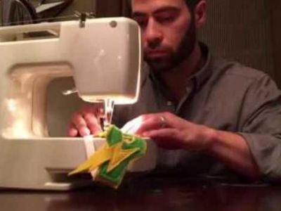 Αυτός ο μπαμπάς φτιάχνει τις πιο όμορφες και απλές στολές σούπερ ηρώων για τα παιδιά του (vid)