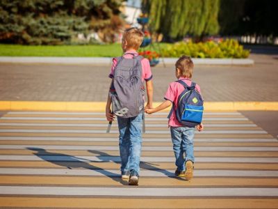 Από ποια ηλικία τα παιδιά μπορούν να διασχίσουν με ασφάλεια το δρόμο;