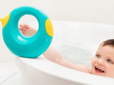 Κι όμως αυτό που κρατάει στα χέρια του το παιδί είναι... ποτιστήρι