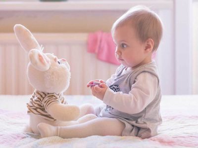 Mωρό 6-12 μηνών: Τι αντιλαμβάνεται και τι μπορεί να κάνει