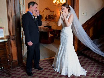 Η μοναδική στιγμή που ένας πατέρας βλέπει την κόρη του με νυφικό (pics)