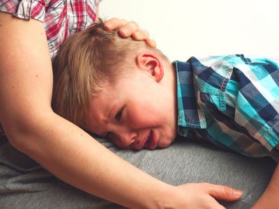 Εφτά φράσεις που πρέπει να λέτε στο παιδί σας, όταν κλαίει
