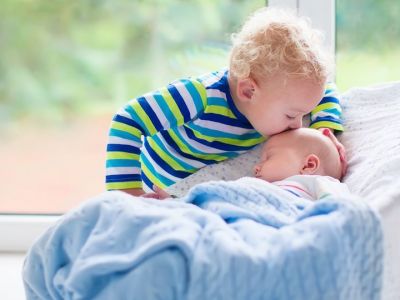 Πως θα βοηθήσετε το μεγαλύτερο παιδί να προσαρμοστεί με το νέο μωρό