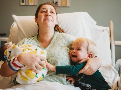 Το 2χρονο αγόρι αναστατώθηκε μόλις γεννήθηκε η αδελφή του - Οι φωτογραφίες που μας άγγιξαν