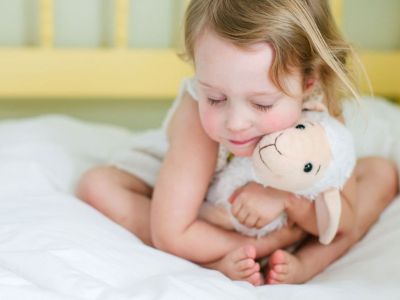 Το παιδί μου θέλει να κρατάει ένα αντικείμενο - Πότε αυτή η συνήθεια είναι ανησυχητική;