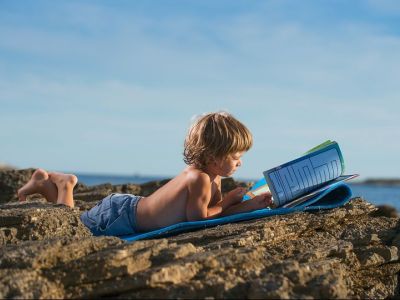 Είκοσι προτάσεις βιβλίων που μπορούν τα παιδιά να διαβάσουν στην παραλία