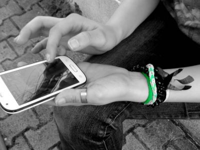 Πώς θα βοηθήσεις το έφηβο παιδί σου να έχει μια υγιή σχέση με τα κοινωνικά δίκτυα