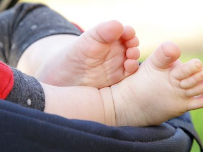 Τα ποδαράκια του μωρού μου στρίβουν προς τα μέσα- Να ανησυχήσω;