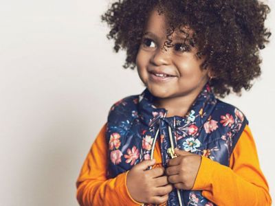 Αμάνικο εμπριμέ μπουφάν για κορίτσι - 'Ανετο και πρακτικό