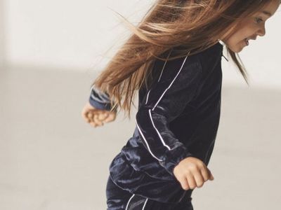 Άνετο και μοντέρνο παντελόνι φόρμα σε βελούδο μπλε