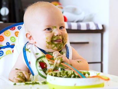 Στερεά τροφή σε βρέφη: Πότε και πώς ξεκινάμε (vid)