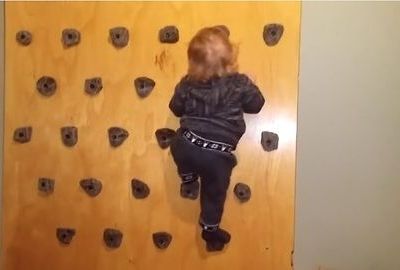 DIY τοίχος αναρρίχησης για νήπια - Ένας μπαμπάς μας δείχνει πώς να τον φτιάξουμε (vid)